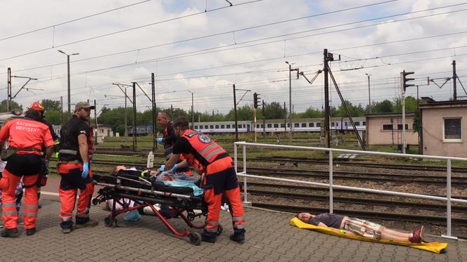 Bomba w pociągu i uwięzieni zakładnicy. Sceny jak z filmu akcji na dworcu w Płaszowie