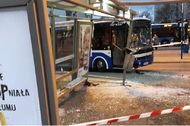 Kraków: Poranna kolizja dwóch autobusów linii 137 na pętli Krowodrza Górka. Uszkodzona została sieć trakcyjna [ZDJĘCIA]