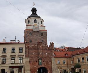 Brama Krakowska bez zegarów. Trafiły do naprawy