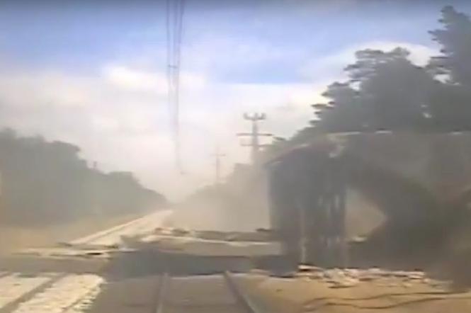 Betonowa płyta spadła na tory