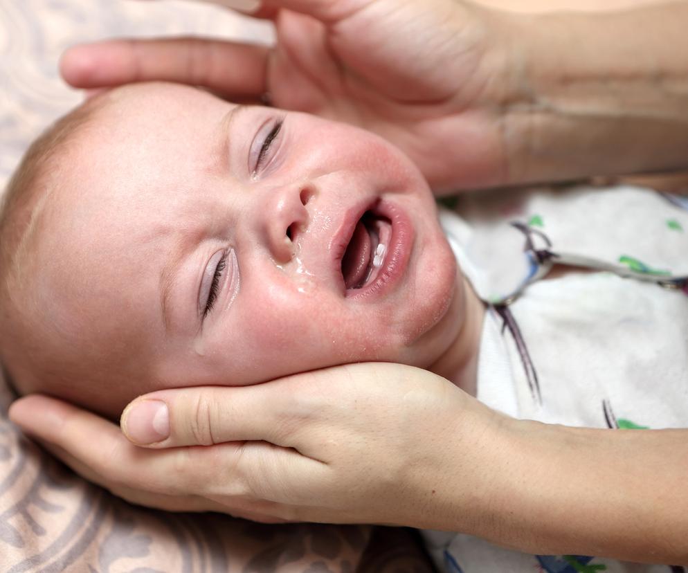 Kiedy wysoka gorączka to powód do niepokoju? Pediatra radzi: Nie licz kresek na termometrze