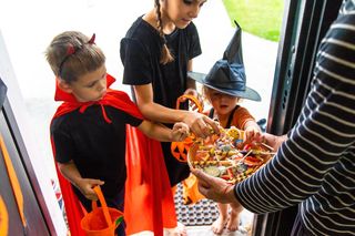 Policja sprawdza cukierki z gwoździami. Niebezpieczne sytuacje w Halloween