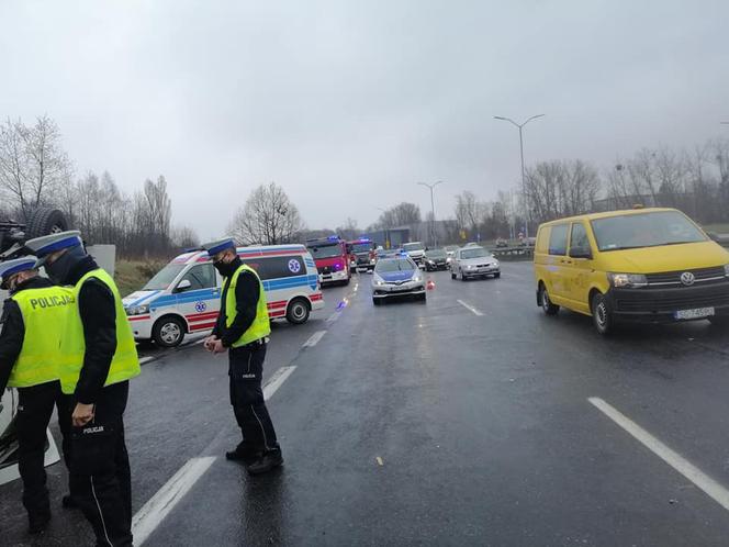 Bus DACHOWAŁ na DTŚ w Katowicach koło Mazaka. Są spore utrudnienia w ruchu [ZDJĘCIA]