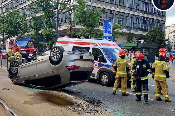 Autobus wymusił pierwszeństwo. Auto osobowe na dachu