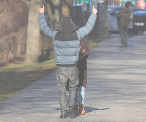 Agnieszka Kaczorowska i Marcin Rogacewicz  na spacerze