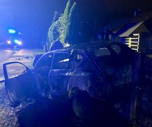 Lisewo Malborskie. Pożar auta po uderzeniu w słup energetyczny. Dwie osoby uratowali świadkowie.