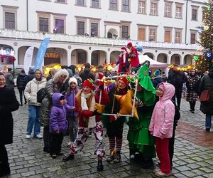 Świąteczny klimat w zabytkowej scenerii. Trwa jarmark na zamku