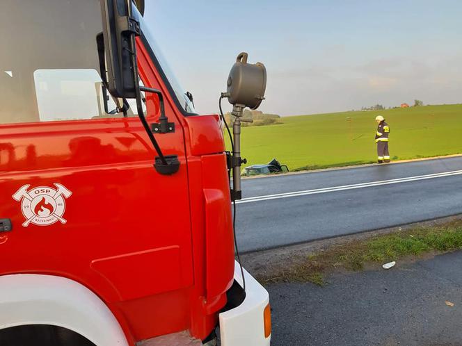 Poranny wypadek pod Bydgoszczą! Auto wpadło w poślizg i spadło ze skarpy!