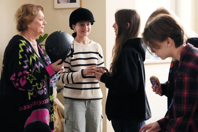 Barwy szczęścia, odcinek 3192. Józefina (Elżbieta Jarosik), Emilka (Jessica Frankiewicz), Emil (Artem Malaszczuk)