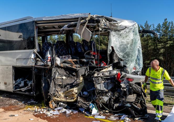 Wypadek polskiego autokaru w Niemczech. Autobus zderzył się z ciężarówkami, została miazga