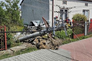 Bobrowniki. Śmiertelny wypadek 41-latka. Uderzył w słup energetyczny [ZDJĘCIA]
