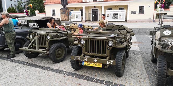 Białystok. IX Podlaski Piknik Militarny “Misja WSCHÓD”. Prezentacja na Rynku Kościuszki