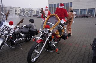 MotoMikołaje pod halą EXPO tuż przed wyruszeniem w trasę po mieście. Cel? Uniwersytecki Szpital Dziecięcy. Kraków 8.12.2024 r.