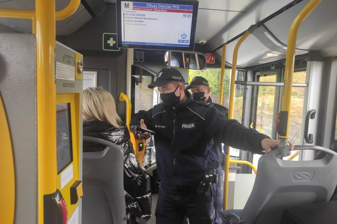 Olkusz. Policjanci kontrolują autobusy. Ci pasażerowie najczęściej nie noszą maseczek