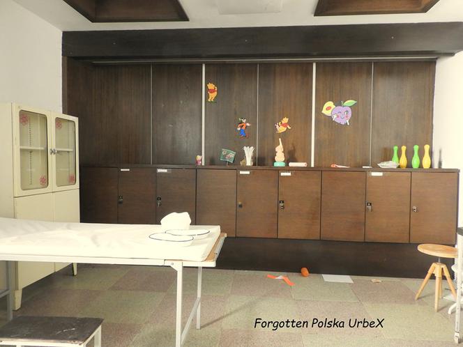 Lalka "śpiąca" w łóżku i urządzenia rehabilitacyjne. Co znajduje się w opuszczonym sanatorium przy polskiej granicy? [ZDJĘCIA]