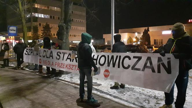 Kaczyński w Starachowicach. Pod kościołem okrzyki "Wynocha"; "Wolna Polska"