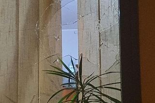 Atak na komisariat policji. 33-latek wybił szybę kostką brukową. To nie wszystko