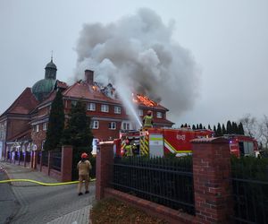 Pożar klasztoru redemptorystów w Braniewie! Na miejscu 10 zastępów straży pożarnej [ZDJĘCIA]