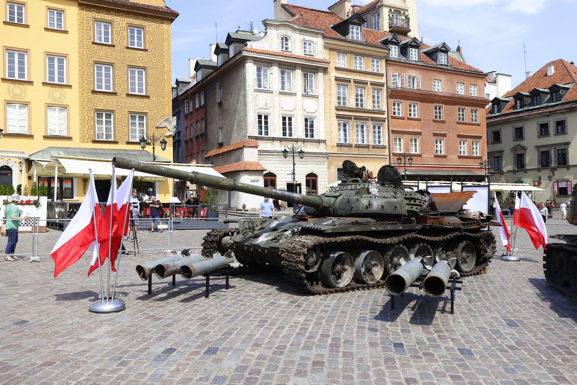 Rosyjskie czołgi w Warszawie! Pancerne bestie straszą na Placu Zamkowym
