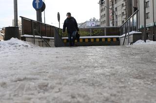 Tu zmarł 38-latek. Poślizgnął się na oblodzonym chodniku i uderzył głową o beton 