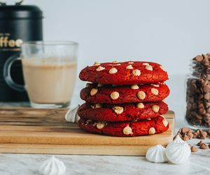 Ciasteczka red velvet to dobry wybór na słodką przerwę. Zza oceanem są hitem