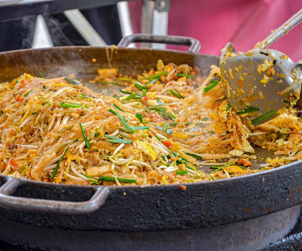 Wegański obiad w kilka minut. Przepyszny makaron z orzechami i słodkim chili