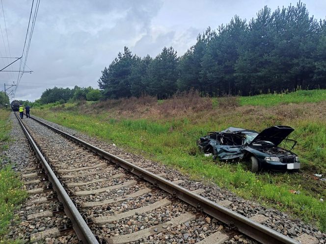 Osiek. Poważny wypadek na przejeździe kolejowym. 60-latek wjechał prosto pod pociąg [ZDJĘCIA].