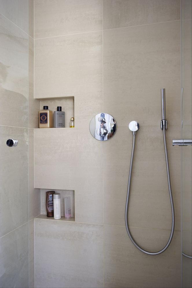 Kremowy prysznic w nowoczesnej łazience