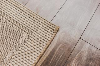 Krawędzie dywanu ciągle się podwijają? Genialny trik z TikToka rozwiąże problem