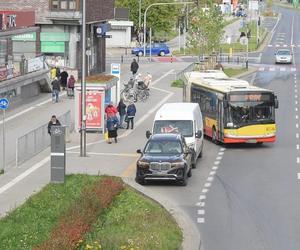 Rozenek, która blokuje przystanek w aucie za 500 tys.