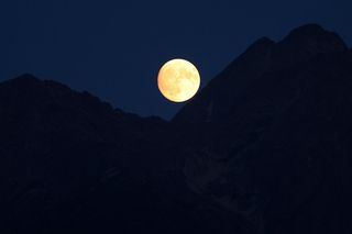 Uczta dla oczu na niebie w Małopolsce. Nad Tatrami pojawił się Zbożowy Księżyc