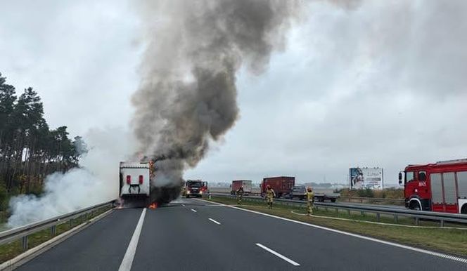 Duże straty po pożarze naczepy na S5 koło Leszna i długi paraliż drogi