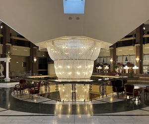 Hotel im. Jana Pawła II: między memem a powagą