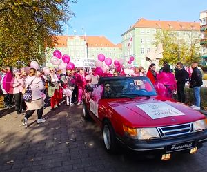 W centrum miasta zrobiło się różowo. Ulicami Szczecina przeszedł Marsz Różowej Wstążki