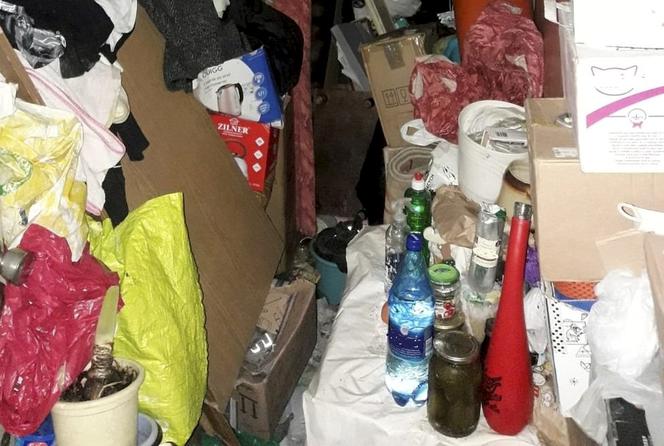 Schorowana seniorka kilka dni leżała na podłodze przysypana śmieciami