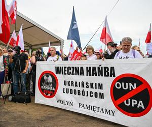 Tłumy z całej Polski na Podkarpaciu. W niedzielę odsłonięto kontrowersyjny pomnik