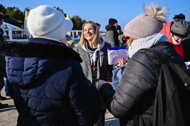 Marta Nawrocka żona kandydata na prezydenta RP Karola Nawrockiego zbiera podpisy na listach poparcia na Gdańskim molo w Brzezinie