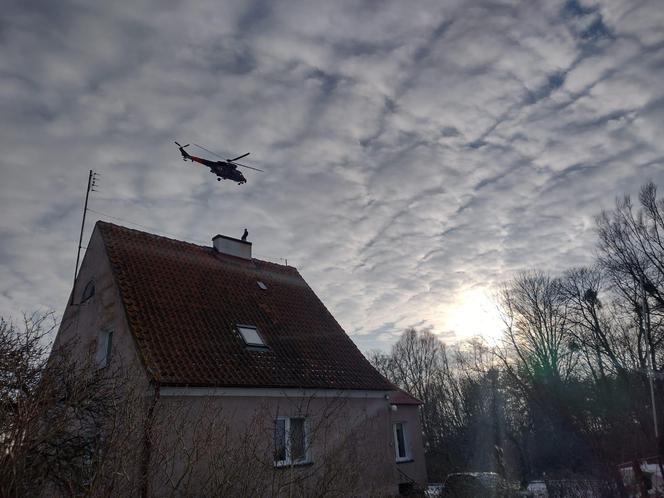   Na Zalewie Wiślanym oderwała się kra. Utknęli na niej wędkarze