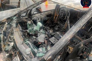 Warszawa, Ochota. Dwa auta doszczętnie spłonęły! Dramatyczna akcja strażaków