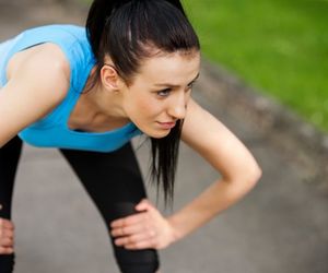 Ból brzucha przy bieganiu: przyczyny. Co robić, gdy w czasie biegania złapie cię kolkowy ból brzucha?