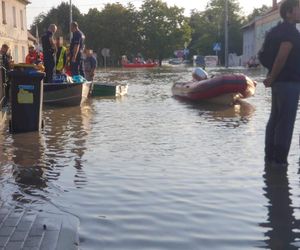 Opolskie. Powódź w Lewinie Brzeskim. 90 procent miasta zostało zalane [ZDJĘCIA].