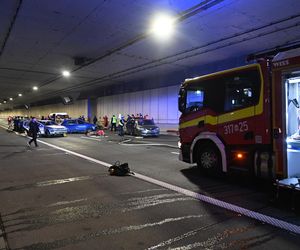 Pożar i dachowanie auta w tunelu POW