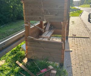 Wandale zniszczyli drewniane przystanki autobusowe