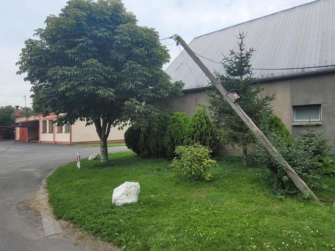 Skosił kombajnem… słupy telefoniczne. Policjanci z Gostynia ustalili sprawcę