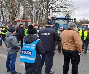 Rolnicy z woj. lubelskiego blokują drogi w regionie. Na protestującymi czuwa policja 