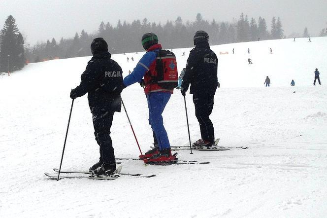 Funkcjonariusze na nartach patrolują stoki