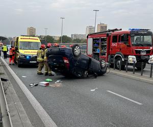 Wypadek na S8 w Warszawie, są ranni. Samochód dachował