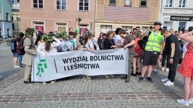 Kortowiadę czas zacząć! Kolorowa Parada Wydziałów przeszła ulicami Olsztyna [ZDJĘCIA]