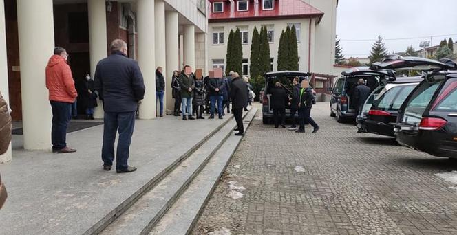Zaszlachtował żonę i rzucił się z balkonu. Wzruszający list dzieci nad trumnami rodziców. Relacja z uroczystości 