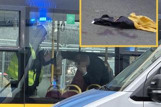 Plama krwi i rozbite okulary. Rozpacz kierowcy autobusu, który potrącił pieszą na pasach. Nowe informacje